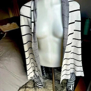 Size M Merona black and white sweater shawl